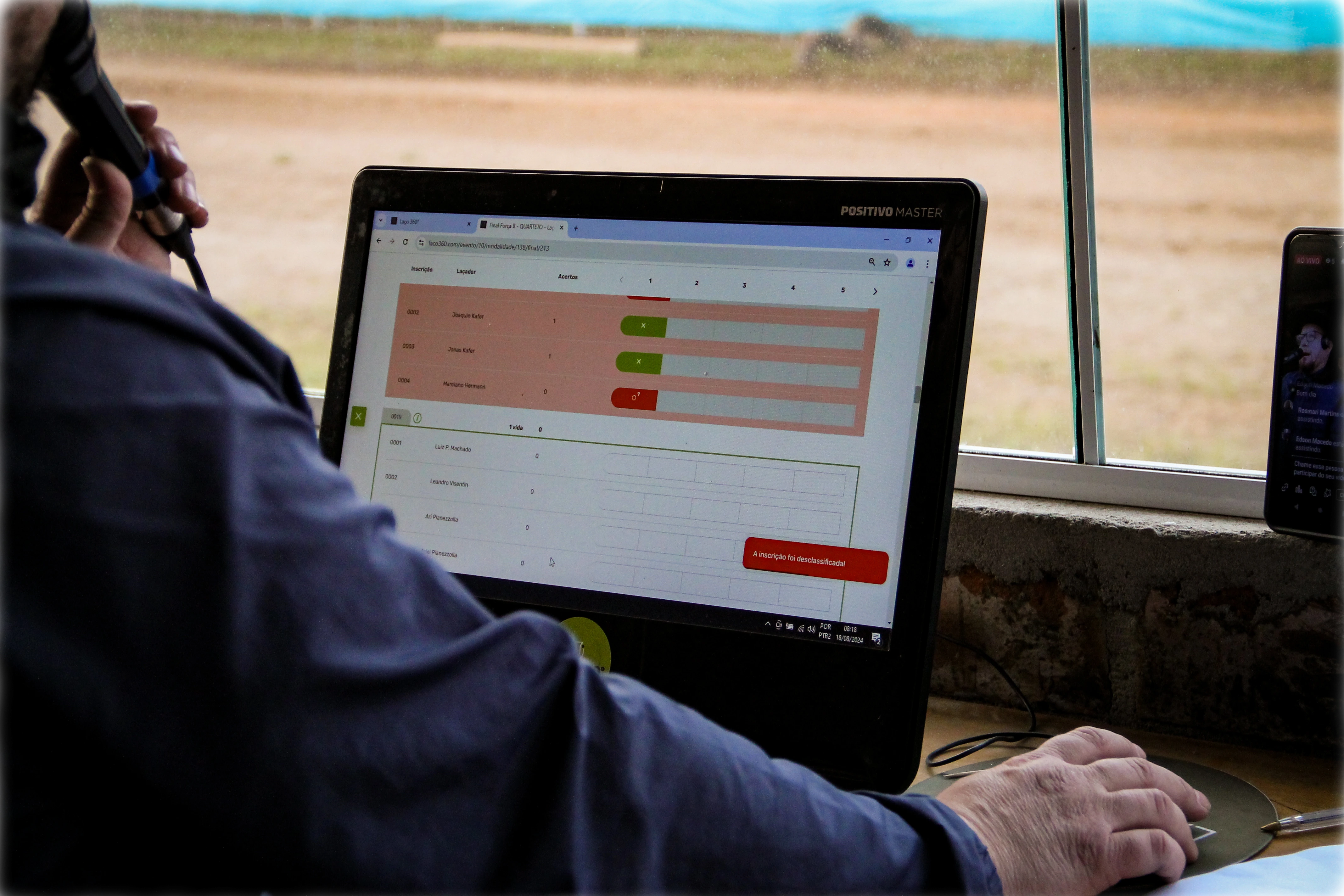 Narrador acompanhando os resultados em tempo real no Laço360